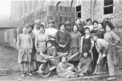 Рабочие-и-их-семьи-перед-заводом
