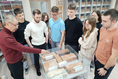 В-кирпичной-библиотеке-студенты-ДГТУ